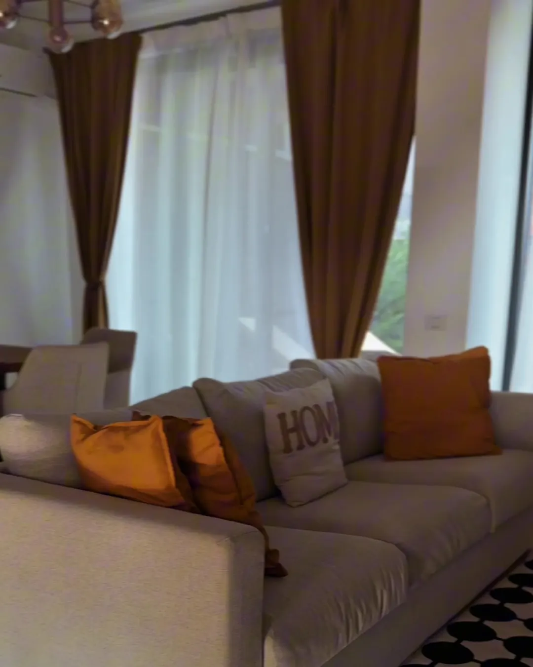 Світла вітальня з диваном і кухнею в таунхаусі